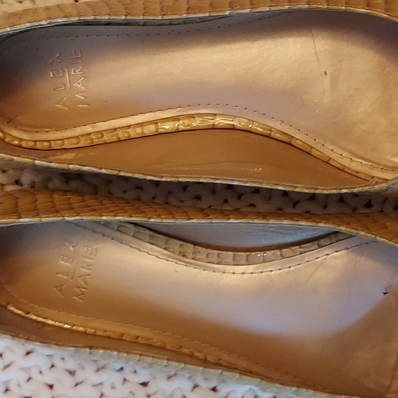 Alex Marie gold leather embossed peep toe Slip On flats Women’s Size US 8 M - Picture 2 of 4